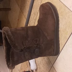Skechers boots really soft and cofterble size 9